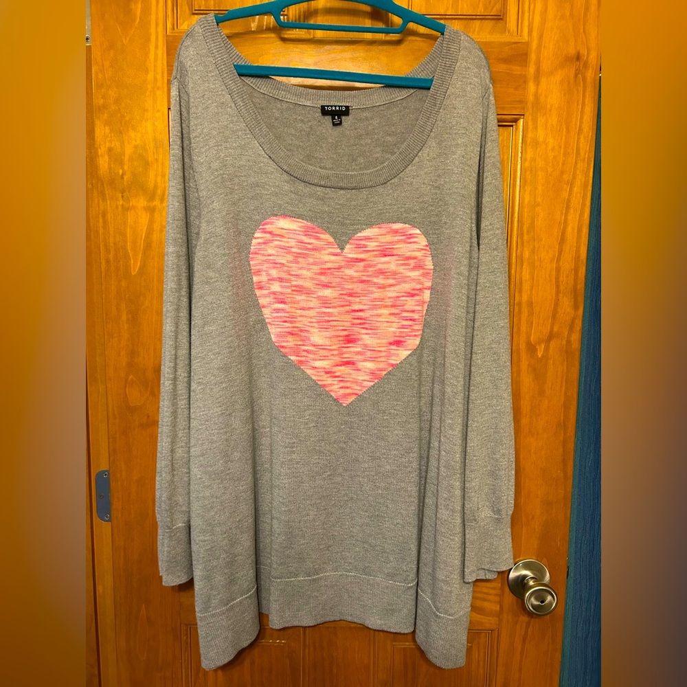 Torrid gray and pink space dyed heart lightweight sweater size 4 🩷